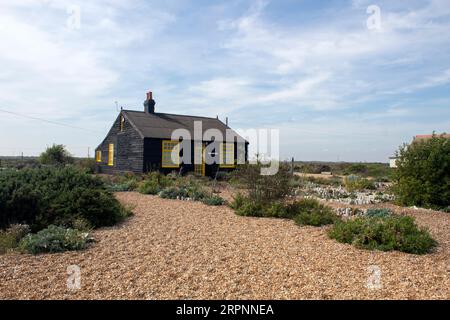 Prospect Cottage war früher die Heimat des Regisseurs und Künstlers Derek Jarman an der Küste in Dungeness, Kent. England Großbritannien Stockfoto