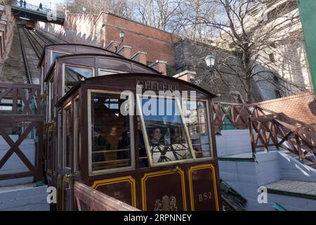 200302 -- BUDAPEST, 2. März 2020 -- am 2. März 2020 nimmt man die Seilbahn auf den Budaer Burgberg in Budapest, Ungarn. Die Buda Castle Hill Seilbahn, eine Touristenattraktion von Budapest, wurde am Montag 150 Jahre alt. Foto: /Xinhua HUNGARY-BUDAPEST-BUDA CASTLE HILL STANDSEILBAHN AttilaxVolgyi PUBLICATIONxNOTxINxCHN Stockfoto