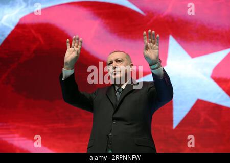 Nachrichten Themen der Woche KW10 Nachrichten Bilder des Tages 200302 -- ANKARA, 2. März 2020 Xinhua -- der türkische Präsident Recep Tayyip Erdogan reagiert auf ein Treffen seiner regierenden Partei für Gerechtigkeit und Entwicklung in Ankara, Türkei, am 2. März 2020. Recep Tayyip Erdogan sagte am Montag, dass er während eines geplanten Treffens mit seinem russischen Amtskollegen Wladimir Putin einen Waffenstillstand in Syriens nordwestlicher Provinz Idlib erwarte. Foto von Mustafa Kaya/Xinhua TÜRKEI-ANKARA-ERDOGAN-SYRISCHE AUSGABE PUBLICATIONxNOTxINxCHN Stockfoto