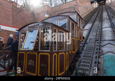 200302 -- BUDAPEST, 2. März 2020 -- am 2. März 2020 nimmt man die Seilbahn auf den Budaer Burgberg in Budapest, Ungarn. Die Buda Castle Hill Seilbahn, eine Touristenattraktion von Budapest, wurde am Montag 150 Jahre alt. Foto: /Xinhua HUNGARY-BUDAPEST-BUDA CASTLE HILL STANDSEILBAHN AttilaxVolgyi PUBLICATIONxNOTxINxCHN Stockfoto