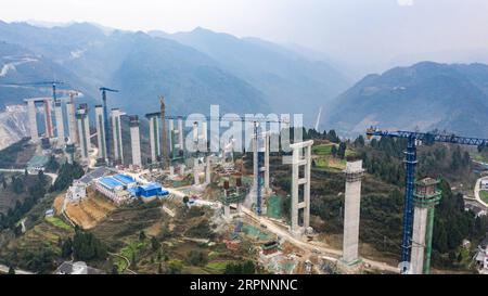 200303 -- PEKING, 3. März 2020 -- Luftaufnahme vom 27. Februar 2020 zeigt die Baustelle der Tuanjie Grand Bridge des Renhuai-Zunyi Highway, die den Bau unter strengen Präventionsmaßnahmen gegen das neuartige Coronavirus in der südwestchinesischen Provinz Guizhou wieder aufgenommen hat. ZU DEN XINHUA-SCHLAGZEILEN VOM 3. MÄRZ 2020. CHINA-GUIZHOU-ZUNYI-POVERTY ERADICATIONCN TaoxLiang PUBLICATIONxNOTxINxCHN Stockfoto