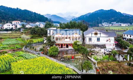 200303 -- PEKING, 3. März 2020 -- Luftaufnahme aufgenommen am 28. Februar 2020 zeigt einen Blick auf das Dorf Huamao in der Gemeinde Fengxiang in der Stadt Zunyi, Provinz Guizhou im Südwesten Chinas. ZU DEN XINHUA-SCHLAGZEILEN VOM 3. MÄRZ 2020. CHINA-GUIZHOU-ZUNYI-POVERTY ERADICATIONCN TaoxLiang PUBLICATIONxNOTxINxCHN Stockfoto