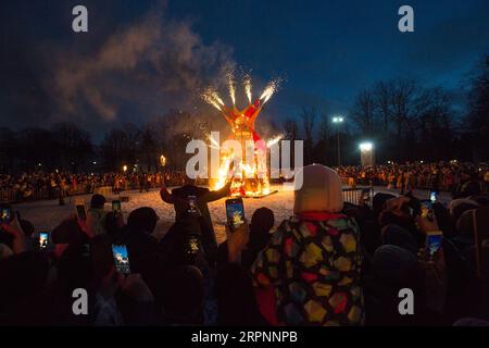 200303 -- PEKING, 3. März 2020 -- die Menschen beobachten eine Skulptur einer Vogelscheuche, die bei den Festlichkeiten von Maslenitsa in St. Petersburg, Russland, 1. März 2020. Maslenitsa ist ein traditioneller russischer Feiertag zum Frühlingsbeginn, der vom 24. Februar bis zum 1. März dieses Jahres dauert. Foto von Irina Motina/Xinhua XINHUA FOTOS DES TAGES BaixXueqi PUBLICATIONxNOTxINxCHN Stockfoto