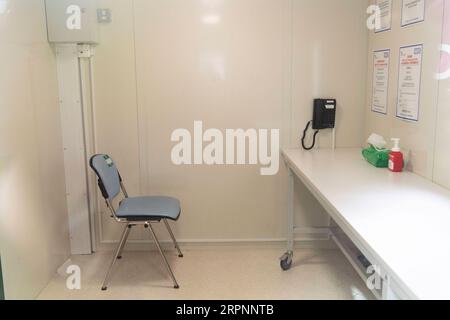 200303 -- PEKING, 3. März 2020 -- Foto aufgenommen am 2. März 2020 zeigt das Innere eines National Health Service NHS 111 Coronavirus Pod am University College Hospital in London, Großbritannien. Foto von /Xinhua XINHUA FOTOS DES TAGES RayxTang PUBLICATIONxNOTxINxCHN Stockfoto