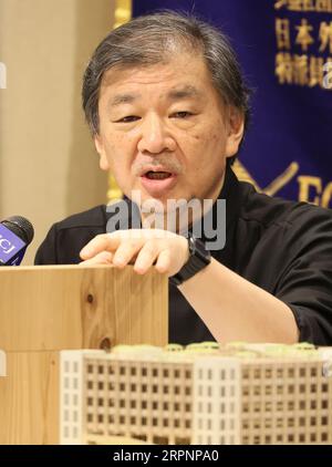 Tokio, Japan. September 2023. Der japanische Architekt Shigeru Ban zeigt ein Modell eines Krankenhauses, das für die ukrainische Stadt Lemberg entworfen wurde, während Ban und der Bürgermeister von Lviv Andriy Sadovyy am Dienstag, den 5. September 2023, eine Pressekonferenz abhalten, um die Situation in der Ukraine im Foreign Correspondents' Club of Japan in Tokio zu erklären. (Foto: Yoshio Tsunoda/AFLO) Stockfoto