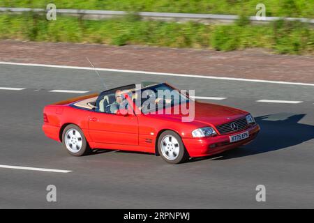 1999 90er Jahre Red Mercedes-Benz Sl320 Auto;n Fahren mit hoher Geschwindigkeit auf der Autobahn M6 im Großraum Manchester, Großbritannien Stockfoto