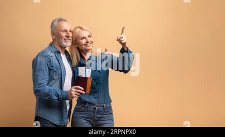 Begeisterte ältere Reisende Mann und Frau mit Pässen, Kopierraum Stockfoto