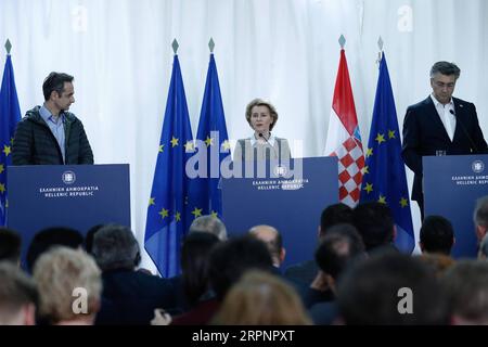 200303 -- KASTANIES GRIECHENLAND, 3. März 2020 -- der griechische Premierminister Kyriakos Mitsotakis L, die Präsidentin der Europäischen Kommission Ursula von der Leyen C und der kroatische Premierminister Andrej Plenkovic nehmen am 3. März 2020 an einer Pressekonferenz in der Stadt Kastanies in der Region Evros im Nordosten Griechenlands Teil. Die Staats- und Regierungschefs der EU-Institutionen haben am Dienstag ihre Unterstützung für Griechenland und ihre Entschlossenheit für eine gemeinsame europäische Antwort auf die Herausforderung der Flüchtlinge und Migranten nach einem Besuch an der griechisch-türkischen Landgrenze zum Ausdruck gebracht. Foto von /Xinhua GREECE-KASTANIES-EU-LEADERS-UNITY-MIGRANTS FLOWS DimitrisxTosidis P Stockfoto