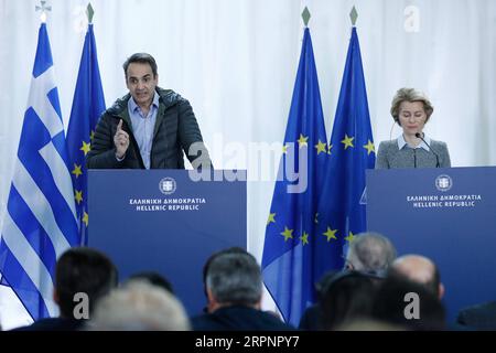 News Bilder des Tages 200303 -- KASTANIES GRIECHENLAND, 3. März 2020 -- der griechische Premierminister Kyriakos Mitsotakis L und die Präsidentin der Europäischen Kommission Ursula von der Leyen nehmen am 3. März 2020 an einer Pressekonferenz in der Stadt Kastanies im Nordosten Griechenlands Teil. Die Staats- und Regierungschefs der EU-Institutionen haben am Dienstag ihre Unterstützung für Griechenland und ihre Entschlossenheit für eine gemeinsame europäische Antwort auf die Herausforderung der Flüchtlinge und Migranten nach einem Besuch an der griechisch-türkischen Landgrenze zum Ausdruck gebracht. Foto von /Xinhua GREECE-KASTANIES-EU-LEADERS-UNITY-MIGRANTS FLOWS DimitrisxTosidis PUBLICATIONxNOTxINxCHN Stockfoto