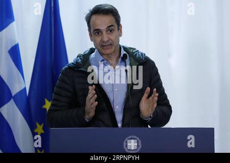 200303 -- KASTANIES GREECE, 3. März 2020 -- der griechische Premierminister Kyriakos Mitsotakis nimmt am 3. März 2020 an einer Pressekonferenz in der Stadt Kastanies in der Region Evros im Nordosten Griechenlands Teil. Die Staats- und Regierungschefs der EU-Institutionen haben am Dienstag ihre Unterstützung für Griechenland und ihre Entschlossenheit für eine gemeinsame europäische Antwort auf die Herausforderung der Flüchtlinge und Migranten nach einem Besuch an der griechisch-türkischen Landgrenze zum Ausdruck gebracht. Foto von /Xinhua GREECE-KASTANIES-EU-LEADERS-UNITY-MIGRANTS FLOWS DimitrisxTosidis PUBLICATIONxNOTxINxCHN Stockfoto