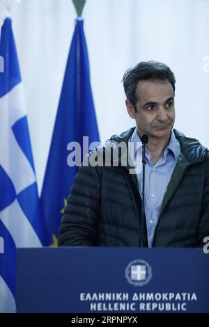 200303 -- KASTANIES GREECE, 3. März 2020 -- der griechische Premierminister Kyriakos Mitsotakis nimmt am 3. März 2020 an einer Pressekonferenz in der Stadt Kastanies in der Region Evros im Nordosten Griechenlands Teil. Die Staats- und Regierungschefs der EU-Institutionen haben am Dienstag ihre Unterstützung für Griechenland und ihre Entschlossenheit für eine gemeinsame europäische Antwort auf die Herausforderung der Flüchtlinge und Migranten nach einem Besuch an der griechisch-türkischen Landgrenze zum Ausdruck gebracht. Foto von /Xinhua GREECE-KASTANIES-EU-LEADERS-UNITY-MIGRANTS FLOWS DimitrisxTosidis PUBLICATIONxNOTxINxCHN Stockfoto