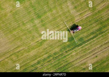 200303 -- PEKING, 4. März 2020 -- Luftbild zeigt einen Dorfbewohner, der einen Traktor fährt, um Pestizide auf dem Feld im Dorf Guolongzhuang in Xingtai, nordchinesische Provinz Hebei, 3. März 2020 zu sprühen. Wenn das Wetter warm wird, sind die Landwirte hier mit der Landwirtschaft unter strengen Seuchenpräventions- und -bekämpfungsmaßnahmen beschäftigt. XINHUA FOTOS DES TAGES MuxYu PUBLICATIONxNOTxINxCHN Stockfoto