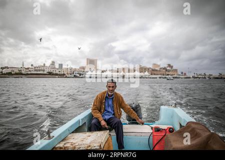 200303 -- PEKING, 4. März 2020 -- der libysche Fischer Al-Mahdy wird am 3. März 2020 in seinem Fischerboot auf dem Meer vor Tripoli, Libyen, gesehen. Die von den Vereinten Nationen unterstützte Regierung Libyens (GNA) schlägt Maßnahmen zur Unterstützung der geplanten Verbesserungen der Vorschriften für die Jagd, den Verkauf und die Ausfuhr von Thunfisch im Jahr 2020 vor. Foto von /Xinhua XINHUA FOTOS DES TAGES AmruxSalahuddien PUBLICATIONxNOTxINxCHN Stockfoto