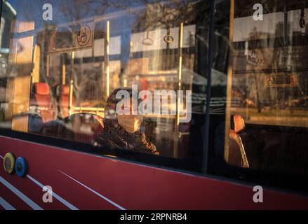 200303 -- PEKING, 4. März 2020 -- Eine Frau, die Eine Gesichtsmaske trägt, wird in einem Bus während des neuartigen Coronavirus-Ausbruchs in Teheran, Iran, am 2. März 2020 gesehen. Am Montag gab der Iran eine Infektion von 1.051 Menschen mit dem neuartigen Coronavirus bekannt, von denen 66 gestorben sind. Foto von /Xinhua XINHUA FOTOS DES TAGES AhmadxHalabisaz PUBLICATIONxNOTxINxCHN Stockfoto