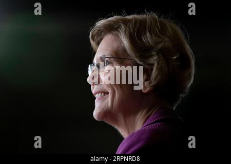 200304 -- PEKING, 4. März 2020 -- US-Präsidentschaftskandidatin und Senatorin Elizabeth Warren aus Massachusetts während eines Interviews nach der neunten Präsidentschaftsdebatte der Demokratischen Partei in Las Vegas, Nevada, USA, 19. Februar 2020. ZU DEN XINHUA-SCHLAGZEILEN VOM 4. MÄRZ 2020. US-PRÄSIDENTENWAHL-PRIMARS-SUPER DIENSTAG LIUXJIE PUBLICATIONXNOTXINXCHN Stockfoto