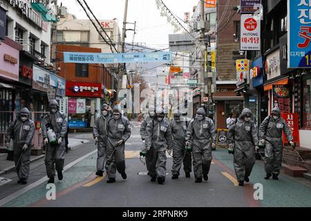 News Bilder des Tages 200304 -- SEOUL, 4. März 2020 Xinhua -- südkoreanische Soldaten desinfizieren die Straße in Seoul, Südkorea, 4. März 2020. Südkorea bestätigte am Mittwoch 142 weitere COVID-19-Fälle und erhöhte damit die Gesamtzahl der Infektionen auf 5.328. NEWSIS/Handout über Xinhua SÜDKOREA-COVID-19-BESTÄTIGTE FÄLLE PUBLICATIONxNOTxINxCHN Stockfoto