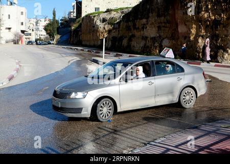 200304 -- HEBRON, 4. März 2020 Xinhua -- die palästinensische ältere Frau Shalabya al-baba fährt während ihres Unterrichts in der Westjordanland-Stadt Hebron, 3. März 2020, ein Auto, das einer Fahrschule gehört. Al-Baba, 76, bestand darauf, Auto zu fahren, weil sie ihr eigenes Auto kaufen wollte, um ihre neun Kinder und 45 Enkelkinder zu besuchen. Foto von Mamoun Wazwaz/Xinhua MIDEAST-HEBRON-OLD-WOMEN-DRIVING-LESSONS PUBLICATIONxNOTxINxCHN Stockfoto