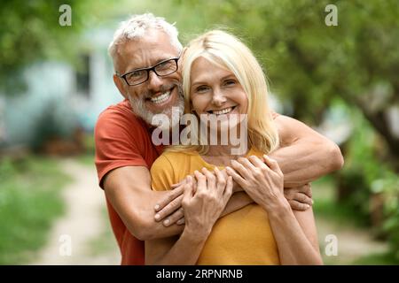 Porträt Eines Schönen Glücklichen Älteren Paares, Das Im Garten Posiert Stockfoto