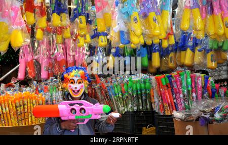 News Bilder des Tages 200304 -- JAMMU, 4. März 2020 -- Ein Junge versucht Spielzeuge für den Kauf vor dem Holi Festival auf einem Markt in Jammu, Indien kontrolliert Kaschmir, am 4. März 2020. STR/Xinhua KASHMIR-JAMMU-HOLI FESTIVAL HuxXiaoming PUBLICATIONxNOTxINxCHN Stockfoto