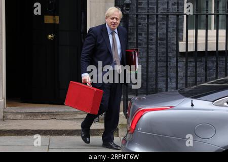 200304 -- LONDON, 4. März 2020 -- der britische Premierminister Boris Johnson verlässt 10 Downing Street für Fragen des Premierministers, am 4. März 2020 in London, Großbritannien. Foto von Tim Ireland/Xinhua BRITAIN-LONDON-PMQ HanxYan PUBLICATIONxNOTxINxCHN Stockfoto