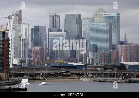 200304 -- LONDON, 4. März 2020 Xinhua -- Foto aufgenommen am 4. März 2020 zeigt eine allgemeine Ansicht des Finanzdistrikts Canary Wharf in London, Großbritannien. Die Auswirkungen des Coronavirus auf die britische Wirtschaft könnten sich als groß erweisen, werden aber letztlich vorübergehend sein , sagte Mark Carney, Gouverneur der Bank of England BoE, am Dienstag. Foto von Tim Ireland/Xinhua BRITAIN-LONDON-ECONOMY-CORONAVIRUS-IMPACT PUBLICATIONxNOTxINxCHN Stockfoto