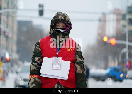 200305 -- PEKING, 5. März 2020 -- Freiwillige Li Wenqi steht im Schnee an einem Kontrollpunkt für Epidemieprävention in Harbin, nordöstliche Provinz Heilongjiang, 29. Februar 2020. XINHUA FOTOS DES TAGES WangxJianwei PUBLICATIONxNOTxINxCHN Stockfoto