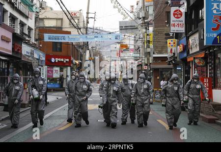 200305 -- PEKING, 5. März 2020 -- südkoreanische Soldaten desinfizieren die Straße in Seoul, Südkorea, 4. März 2020. ZU DEN XINHUA-SCHLAGZEILEN VOM 5. MÄRZ 2020. /Handout über Xinhua CHINA-JAPAN-SÜDKOREA-BEKÄMPFUNG VON COVID-19-HAND IN HAND NEWSIS PUBLICATIONxNOTxINxCHN Stockfoto