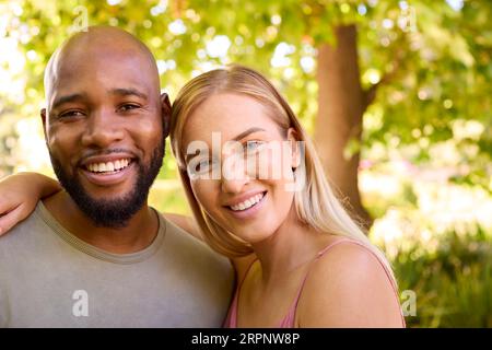 Porträt Eines Liebevollen Multi-Racial-Paares, Das Im Garten Oder Auf Dem Land Steht Stockfoto