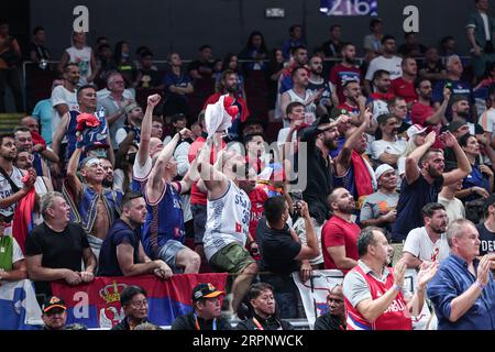 Manila, Philippinen. September 2023. Fans Serbiens jubeln beim Viertelfinale zwischen Litauen und Serbien beim FIBA-Weltcup 2023 in Manila, Philippinen, 5. September 2023. Quelle: Wu Zhuang/Xinhua/Alamy Live News Stockfoto