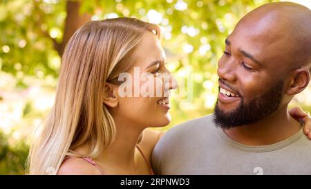 Porträt Eines Liebevollen Multi-Racial-Paares, Das Im Garten Oder Auf Dem Land Steht Stockfoto