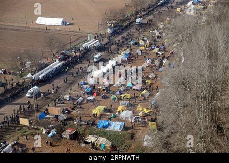 200305 -- ISTANBUL, 5. März 2020 Xinhua -- Immigranten und ihre Zelte werden am 5. März 2020 entlang der Grenzzone zu Griechenland in der Provinz Edirne in der Türkei gesehen. Die Türkei entsendet 1.000 Spezialeinheiten der Einsatzpolizei entlang der türkischen Grenzzone zu Griechenland, sagte der türkische Innenminister Suleyman Soylu am Donnerstag. XINHUA TURKEY-EDIRNE-GREECE-BORDER-SPECIAL POLICE-DEPLOYMENT PUBLICATIONXNOTXINXCHN Stockfoto