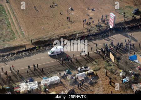 200305 -- ISTANBUL, 5. März 2020 Xinhua -- Einwanderer werden am 5. März 2020 entlang der Grenzzone zu Griechenland in der Provinz Edirne in der Türkei gesehen. Die Türkei entsendet 1.000 Spezialeinheiten der Einsatzpolizei entlang der türkischen Grenzzone zu Griechenland, sagte der türkische Innenminister Suleyman Soylu am Donnerstag. XINHUA TURKEY-EDIRNE-GREECE-BORDER-SPECIAL POLICE-DEPLOYMENT PUBLICATIONXNOTXINXCHN Stockfoto