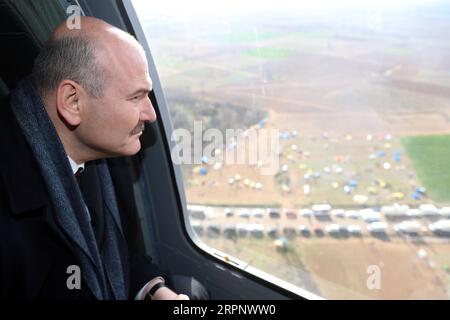 Nachrichten Bilder des Tages 200305 -- ISTANBUL, 5. März 2020 Xinhua -- der türkische Innenminister Suleyman Soylu inspiziert am 5. März 2020 die Grenzzone zu Griechenland in der türkischen Provinz Edirne. Die Türkei entsendet 1.000 Spezialeinheiten der Einsatzpolizei entlang der türkischen Grenzzone zu Griechenland, sagte der türkische Innenminister Suleyman Soylu am Donnerstag. XINHUA TURKEY-EDIRNE-GREECE-BORDER-SPECIAL POLICE-DEPLOYMENT PUBLICATIONXNOTXINXCHN Stockfoto