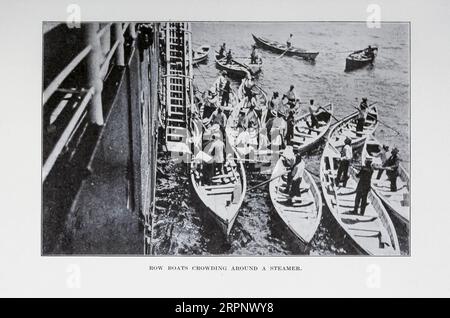Ruderboote drängen sich um einen Dampfer Schwarz - weiß - Fotografie aus dem Buch Chile und ihre Leute von heute : ein Bericht über die Gebräuche, Merkmale, Vergnügungen, Geschichte und Entwicklung der Chilenen und die Entwicklung und Ressourcen ihres Landes von Winter, Nevin O. (Nevin Otto), 1869-1936 Verlag Boston: L. C. Oage 1912 Stockfoto