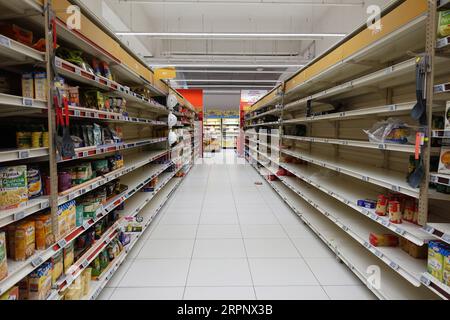 200306 -- PEKING, 6. März 2020 -- fast leere Regale werden am 5. März 2020 in einem Supermarkt in Villeneuve-la-Garenne, Paris, Frankreich, gesehen. Frankreich hat 423 Fälle von Coronavirus-Infektionen bestätigt, und sieben Patienten seien an dem Virus gestorben, sagte GesundheitsGeneraldirektor Jerome Salomon am Donnerstagabend. XINHUA-FOTOS DES TAGES GaoxJing PUBLICATIONxNOTxINxCHN Stockfoto