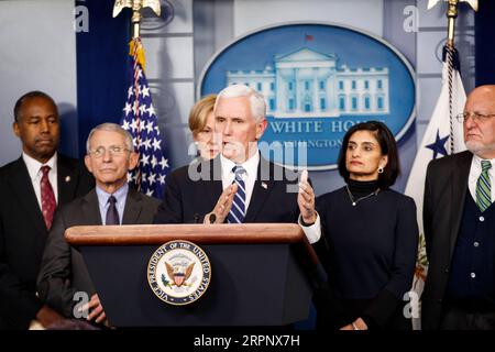 200306 -- PEKING, 6. März 2020 -- US-Vizepräsident Mike Pence Front nimmt zusammen mit Mitgliedern der Coronavirus Task Force an einer Pressekonferenz zum Coronavirus im Weißen Haus in Washington D.C., USA, am 4. März 2020 Teil. Foto von /Xinhua XINHUA FOTOS DES TAGES TingxShen PUBLICATIONxNOTxINxCHN Stockfoto