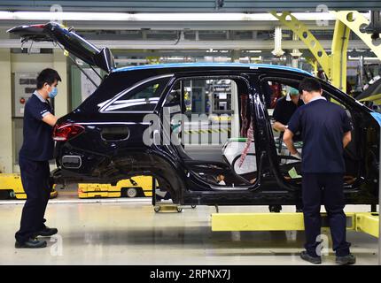 200306 -- PEKING, 6. März 2020 -- Arbeiter arbeiten in einer Facotry von Beijing Benz Automotive. Co., Ltd. In Peking, Hauptstadt Chinas, 21. Februar 2020. Xinhua Schlagzeilen: Coronavirus testet koordinierte Entwicklung von Chinas Megastaitcluster ChenxZhonghao PUBLICATIONxNOTxINxCHN Stockfoto