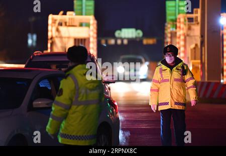 200306 -- PEKING, 6. März 2020 -- Polizisten führen den Verkehr an einer Mautstation in Tianjin, Nordchina, 8. Februar 2020. Xinhua Schlagzeilen: Coronavirus testet koordinierte Entwicklung des chinesischen Megastaitätsclusters LixRan PUBLICATIONxNOTxINxCHN Stockfoto