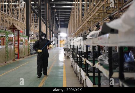 200306 -- PEKING, 6. März 2020 -- Ein Arbeiter desinfiziert die Fabrik von Chang an Automobile in Dingzhou, nordchinesische Provinz Hebei, 16. Februar 2020. Xinhua Schlagzeilen: Coronavirus testet koordinierte Entwicklung des chinesischen Megastaitätsclusters ZhuxXudong PUBLICATIONxNOTxINxCHN Stockfoto