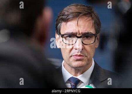200307 -- BRÜSSEL, 7. März 2020 Xinhua -- der spanische Gesundheitsminister Salvador Illa trifft am 6. März 2020 zum Rat „Gesundheit“ der EU in Brüssel, Belgien, ein. Die Gesundheitsminister der EU-Mitgliedstaaten trafen sich hier am Freitag und forderten verstärkte Solidarität, Zusammenarbeit und Informationsaustausch bei der Bekämpfung der Ausbreitung der Seuche. Foto: Riccardo Pareggiani/Xinhua BELGIUM-BRUSSELS-EU-HEALTH MINISTERS-MEETING-COVID-19 PUBLICATIONxNOTxINxCHN Stockfoto