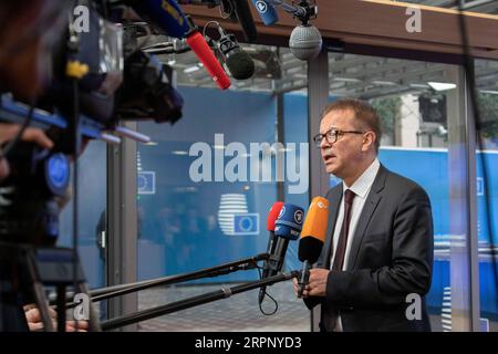200307 -- BRÜSSEL, 7. März 2020 Xinhua -- der österreichische Gesundheitsminister Rudolf Anschober kommt am 6. März 2020 zum EU-Gesundheitsrat in Brüssel, Belgien. Die Gesundheitsminister der EU-Mitgliedstaaten trafen sich hier am Freitag und forderten verstärkte Solidarität, Zusammenarbeit und Informationsaustausch bei der Bekämpfung der Ausbreitung der Seuche. Foto: Riccardo Pareggiani/Xinhua BELGIUM-BRUSSELS-EU-HEALTH MINISTERS-MEETING-COVID-19 PUBLICATIONxNOTxINxCHN Stockfoto