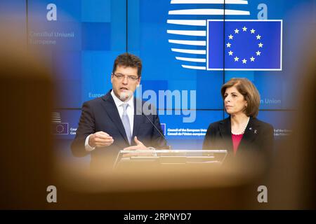 200307 -- BRÜSSEL, 7. März 2020 Xinhua -- Janez Lenarcic L, EU-Kommissar für Krisenmanagement, und Stella KYRIAKIDES, EU-Kommissarin für Gesundheit und Lebensmittelsicherheit, nehmen an einer Pressekonferenz im Anschluss an die Tagung des Rates "Gesundheit" am 6. März 2020 in Brüssel, Belgien, Teil. Die Gesundheitsminister der EU-Mitgliedstaaten trafen sich hier am Freitag und forderten verstärkte Solidarität, Zusammenarbeit und Informationsaustausch bei der Bekämpfung der Ausbreitung der Seuche. Foto: Riccardo Pareggiani/Xinhua BELGIUM-BRUSSELS-EU-HEALTH MINISTERS-MEETING-COVID-19 PUBLICATIONxNOTxINxCHN Stockfoto