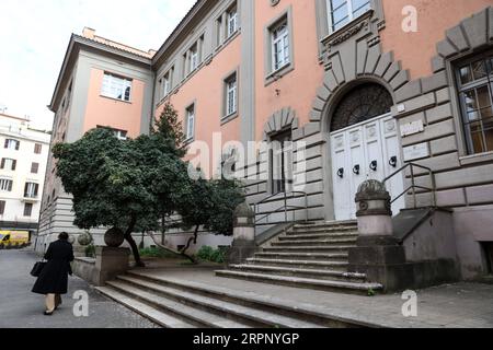 200307 -- BRÜSSEL, 7. März 2020 -- Eine Frau geht an der geschlossenen Maria Montessori High School in Rom, Italien, 5. März 2020 vorbei. Xinhua Schlagzeilen: Chinas Fortschritt bietet Hoffnung, Erfahrung für Europas Virenbekämpfung ChengxTingting PUBLICATIONxNOTxINxCHN Stockfoto