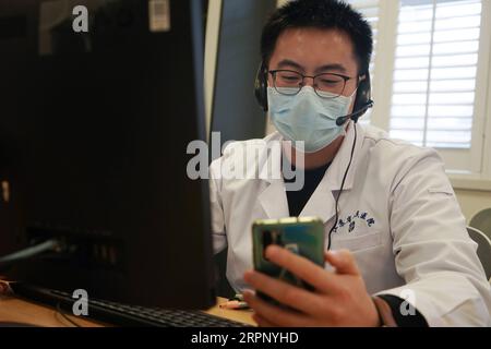 200307 -- BRÜSSEL, 7. März 2020 -- A Doctors erbringt medizinische Online-Dienstleistungen für Patienten in einem Büro des Internet Hospital of Jiangsu Province Hospital in Nanjing, ostchinesische Provinz Jiangsu, 7. Februar 2020. Xinhua Schlagzeilen: Chinas Fortschritt bietet Hoffnung, Erfahrung für Europas Virenbekämpfung JixChunpeng PUBLICATIONxNOTxINxCHN Stockfoto