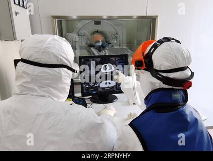200307 -- BRÜSSEL, 7. März 2020 -- Foto aufgenommen mit einem Handy am 23. Februar 2020 zeigt medizinisches Personal, das ein CT-Bild eines Patienten mit einer beweglichen CT-Maschine in einem provisorischen Krankenhaus in Wuhan, Provinz Hubei in Zentralchina, überprüft. Foto von Gao Xiang/Xinhua Xinhua Schlagzeilen: Chinas Fortschritt bietet Hoffnung, Erfahrung für Europas Virenbekämpfung XinxHuashe PUBLICATIONxNOTxINxCHN Stockfoto