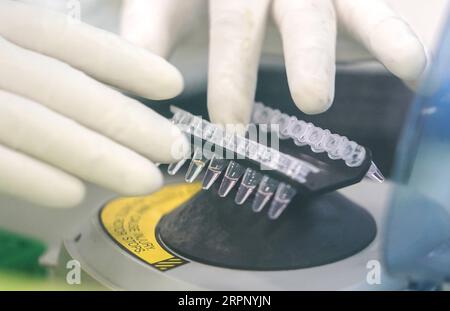 200307 -- BRÜSSEL, 7. März 2020 -- Ein Mitarbeiter führt Nukleinsäuretests in einem Labor in Wuhan in der zentralchinesischen Provinz Hubei durch, 13. Februar 2020. Xinhua Schlagzeilen: Chinas Fortschritt bietet Hoffnung, Erfahrung für Europas Virenbekämpfung ChengxMin PUBLICATIONxNOTxINxCHN Stockfoto