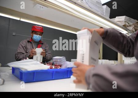 200307 -- XIANGTAN, 7. März 2020 -- Ein Arbeiter packt Infrarotthermometer in einer Fabrik einer Spielzeugherstellerfirma in Xiangtan, Provinz Hunan in Zentralchina, 6. März 2020. Seit dem Ausbruch von COVID-19 hat der Spielzeughersteller in der Provinz Hunan seine Fabrik auf die Produktion von Infrarot-Thermometern umgestellt, um den Kampf gegen das neuartige Coronavirus zu unterstützen. CHINA-HUNAN-XIANGTAN-COVID-19-INFRAROTTHERMOMETER CN XUEXYUGE PUBLICATIONXNOTXINXCHN Stockfoto