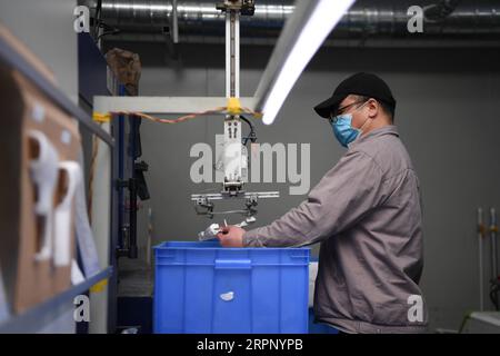 Coronavirus, China, Spielzeugfabrik stellt auf Fieberthermometer-Produktion um 200307 -- XIANGTAN, 7. März 2020 -- Ein Techniker überprüft Ein Infrarotthermometer in einer Fabrik von Spielzeugherstellern in Xiangtan, Provinz Hunan in Zentralchina, 6. März 2020. Seit dem Ausbruch von COVID-19 hat der Spielzeughersteller in der Provinz Hunan seine Fabrik auf die Produktion von Infrarot-Thermometern umgestellt, um den Kampf gegen das neuartige Coronavirus zu unterstützen. CHINA-HUNAN-XIANGTAN-COVID-19-INFRAROTTHERMOMETER CN XUEXYUGE PUBLICATIONXNOTXINXCHN Stockfoto