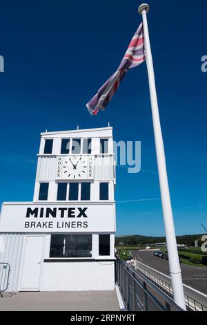 Timing und Kommentar über den Gruben mit der Union Jack Flagge an einem Testtag für Revival auf der Goodwood Motor Racing Circuit, Chichester, We Stockfoto