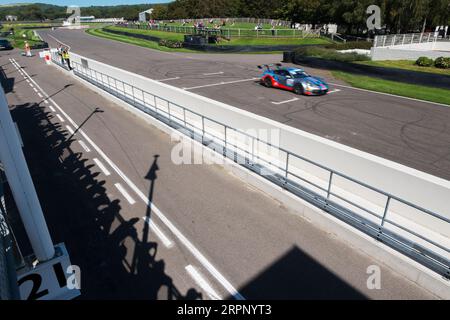 Martini Porsche 911 GT3 auf der Rennstrecke von Goodwood, Chichester, West Sussex, Großbritannien Stockfoto